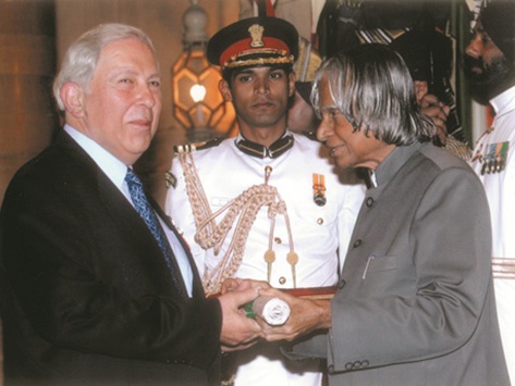 Dr. Yusuf Hamied receiving award