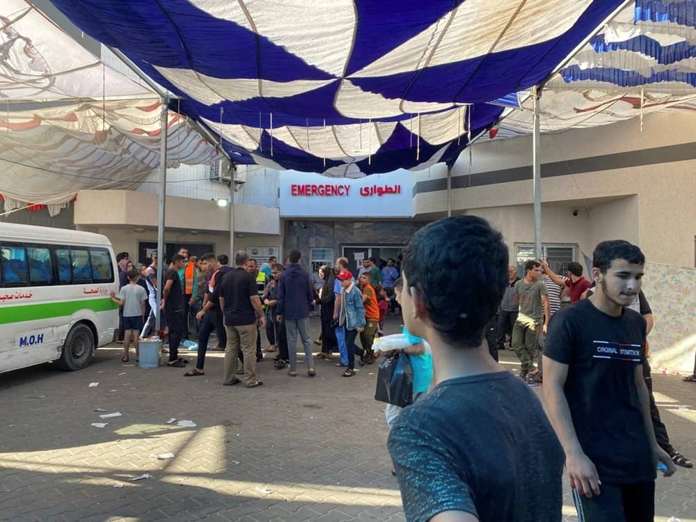 people outside al-shifa hospital