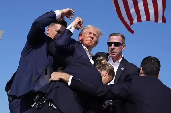 donald trump surrounded by secret service